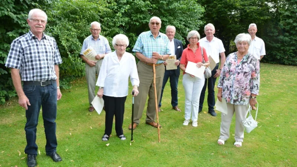 Helmut Depping (l.) und Klaus Sunkovsky (r.) haben langj&auml;hrige Mitglieder mit einer Urkunde ausgezeichnet, darunter sind Manfred Dyck, Ruth M&auml;der, Gerhard Voss, Manfred Burkamp, Christine und Siegfried Habicht sowie Gerda Voss (v. l.). - &copy; Karin Prignitz