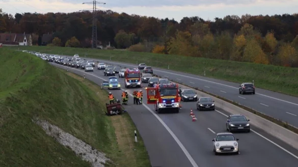 Der Verkehr staute sich auf der A33 &uuml;ber mehrere Kilometer zur&uuml;ck, nachdem sich ein Pkw-Fahrer mit seinem Volvo &uuml;berschlagen hatte. - &copy; Charlotte Mahncke