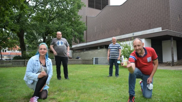 Christina Michel und Pressesprecher Nico Ulbrich (vorne) haben kleine Pr&auml;sente vorbereitet. Hinter ihnen stehen Andreas Otte (l.) und Pastor J&ouml;rg Gronemeier, der den Kirchenraum f&uuml;r die Info-Veranstaltung zur Verf&uuml;gung gestellt hat. - &copy; Karin Prignitz