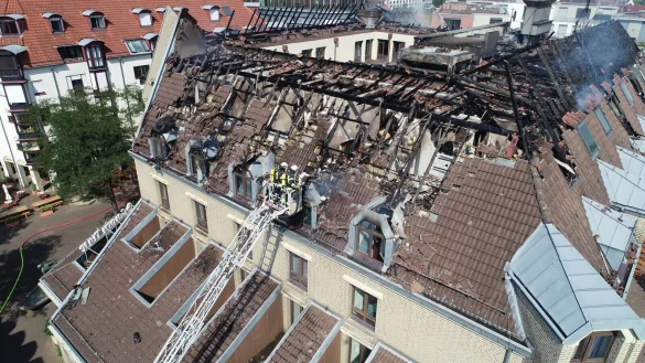 Das Geb&auml;ude des Golden Tulip Hotels muss nach dem Brand kernsaniert werden. Eine Freigabe von Hotel und der betroffenen Gastronomie ist nicht zu erwarten. - &copy; Feuerwehr Bielefeld