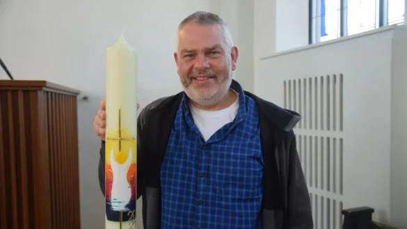Pastor Stephan Horstkotte mit der Osterkerze aus der Kirche Westerenger. - &copy; Mareike Patock