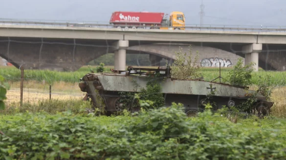 Vor der Kulisse der Autobahnbr&uuml;cke &uuml;ber die Weser ist der ausgemusterte Panzer ein Hingucker. Direkt am Gel&auml;nde vorbei f&uuml;hrt der Weserradweg. - &copy; J&ouml;rg Stuke