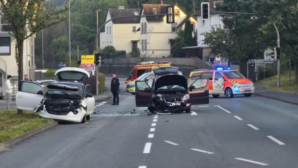 Auf der Paderborner Straße sind am Freitagmorgen zwei Autos frontal kollidiert. - © Reinhard Bellach