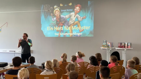 Simak B&uuml;chel zieht die Kinder der dritten Jahrgangsstufe der Grundschule Nord in seinen Bann. Das gelingt ihm nicht zuletzt mit seinen schauspielerischen F&auml;higkeiten.
Foto: Madlen Klarhorst - &copy; Madlen Klarhorst