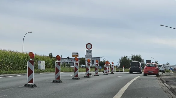 Schon wo die Blomberger Stra&szlig;e Richtung Vahlhausen abbiegt, weisen Schilder auf die Sperrung hin. - &copy; Jost Wolf