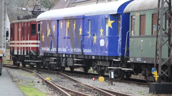 Der Europawaggon der Landeseisenbahn als rollendes Jugendzentrum (hier ein Archivbild) und das Farmbecker Kulturstellwerk finden besondere Erwähnung in der Jury-Begründung, warum sich Dörentrup "Familienkommune 2024" nennen darf. - © Marlen Grote
