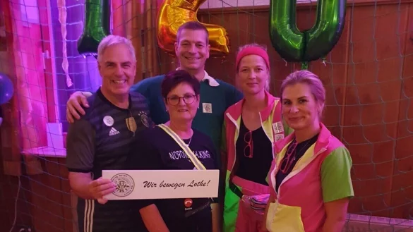 Der Vorstand des TSV Lothe, Vorsitzender Rolf Unglaube, B&auml;rbel Richtsmeier (2. Schriftf&uuml;hrerin), Timo Benning (Kassierer), Theresa Rodemeier (2. Kassiererin), Madita Schr&ouml;der (Schriftf&uuml;hrerin), freut sich &uuml;ber ein gelungenes Fest. - &copy; TSV Lothe