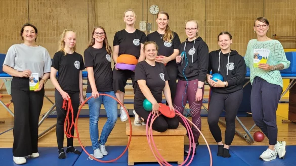 Auf das sportliche Angebot freuen sich Franziska Hildebrand (Stab Ehrenamt und Sport, links), Maximiliane Görder (Leitung Sporteln-Angebot, hinten, Vierte von rechts) und Gleichstellungsbeauftragte Sybille Lüdecke mit den Übungsleiterinnen des TuS Ehrsen. - © Stadt Bad Salzuflen