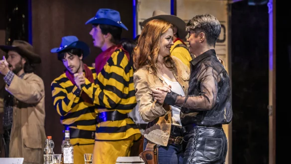 Holster an der H&uuml;fte und "Daltons"-Pistoleros im Hintergrund: "Das M&auml;dchen aus dem goldenen Westen" spielt mit Cowboy-Klischees. - &copy; Jochen Quast/Landestheater Detmold