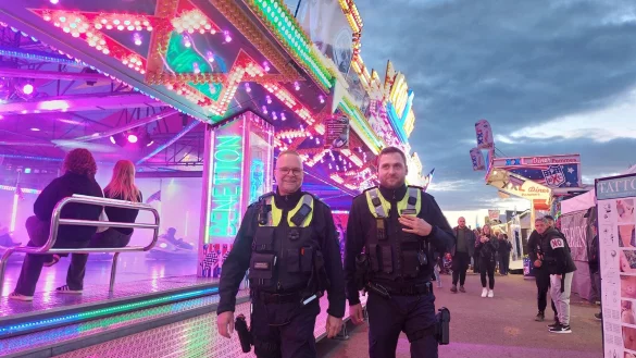 Dirk Levin-Schr&ouml;der (links) und Dennis Laukstiens, Mitarbeiter des Kommunalen Ordnungsdienstes, laufen Streife auf Wilbasen. Dabei haben sie unter anderem den Jugendschutz im Blick. - &copy; Michaela Wei&szlig;e