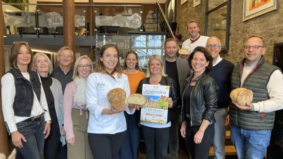 Stellten das Programm des Residenzfestes vor: (von links) Gabi Ackermann, Regina Latyschew, Mario Rakusa, Lisa-Marie Bergann, Denise Spintzyk, Mareike Lesemann, Vanessa Rubart, Thomas Dickenbrok, Nicolas Biere, Eva Ellminger, Christian Schmidt und Martin Schlue. - &copy; Cordula Gr&ouml;ne