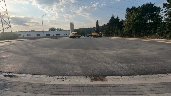Auch der Wendehammer der Industriestraße ist neu asphaltiert worden. - © Gemeinde Kalletal
