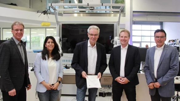 Gemeinsam für eine starke Region (v.li.): Prof. Dr.-Ing. Ulrich Rückert, Prorektor für Digitalisierung und Datenin-frastruktur Universität Bielefeld, Dr. Sahar Deppe, Gruppenleiterin Fraunhofer-Institut, Josef Wegener, Hauptdezernent der Bezirksregierung Detmold, Dr. Sebastian Wrede, Leitung der AG Cognitive Systems Engineering Universität Bielefeld und Senior Researcher bei Fraunhofer in Lemgo und Prof. Dr.-Ing. Jürgen Jasperneite, Direktor Fraunhofer Institut in Lemgo. - © Fraunhofer IOSB-INA