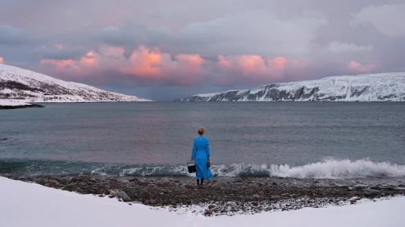 Eis für das arktische Eis: Für ihr Projekt reiste die Künstlerin mit Bus, Bahn und Fähre hoch in den Norden. - © Jan Philip Scheibe