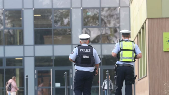 Polizei mit Einsatzkr&auml;ften an der Stadtschule in L&uuml;bbecke. - &copy; Claus Frickemeier