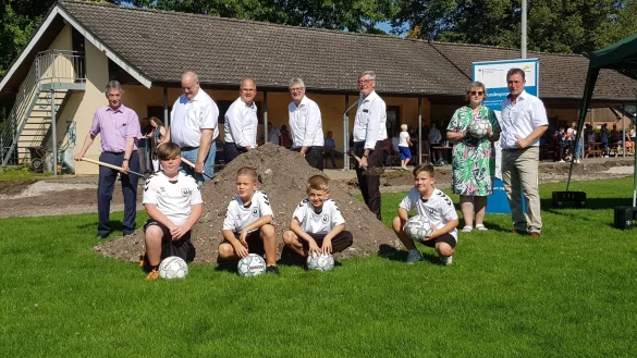 Michael Reimann, Vorsitzender Gemeindesportverbands Schlangen, Reinhard Richter, Vorsitzender der Sportfreunde Schlangen Oesterholz-Kohlst&auml;dt, B&uuml;rgermeister Marcus P&uuml;ster, MdB Christian Haase, Friedel Heuwinkel sowie Anita St&ouml;ver und Michael Weber von der Gemeinde Schlangen freuen sich, dass es nun mit der Sanierung des Sportzentrums Oesterholz vorangeht. Ebenso die jungen Kicker Ben, Liam, Samy und Samuel. - &copy; Bildrechte: Gemeinde Schlangen