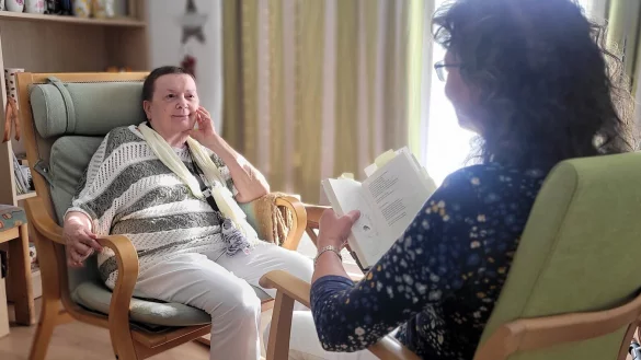 Inge Schröder (links) und Doris Rehse vom Ökumenischen Altenheimbesuchsdienst sind ein eingespieltes Team. - © Katrin Kantelberg