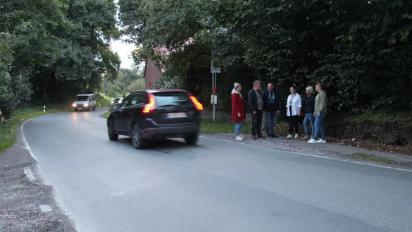 Die Anlieger Hanja Heine (von links), Maik Pietruschka, Maik Lentge, Jana M&uuml;gge, Ines Heine und Anna Lena M&uuml;gge stehen dort, wo jeden Morgen auch die Schulkinder auf den Bus warten, direkt an der Selser Stra&szlig;e. - &copy; Nadine Uphoff