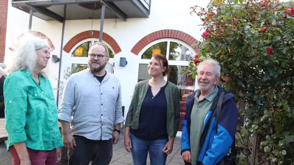 Ein historischer Ort: In der Bahnhofsgastst&auml;tte (im Hintergrund, heute Caf&eacute; Fahrzeit) bildete sich die Ortsgruppe der Gr&uuml;nen. Daran erinnern (von links) Heidrun Bode, das Sprecherteam Andreas Puchert und Susan Gottwald sowie Ulrich Lasar. - &copy; Knut Dinter
