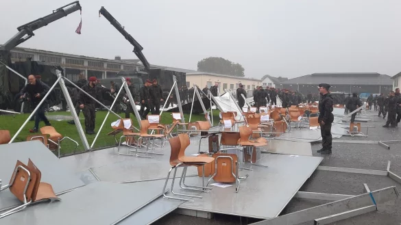 Schon Sekunden nach dem Unglück in Höxter versuchen die Soldaten, die Lage unter Kontrolle zu bringen. - © David Schellenberg