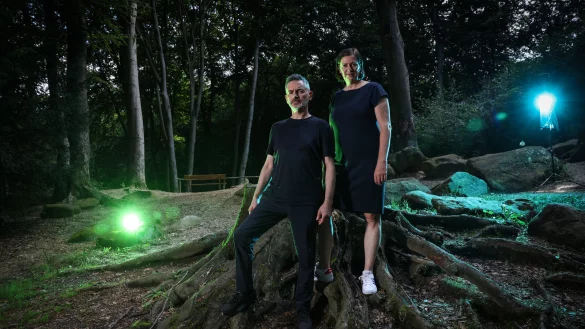 In die geheimnisvolle Welt der Pilze f&uuml;hren Kathrin Spaniol und Morgan Nardi die Zuschauer im Wald bei Detmold. - &copy; Susanne Diesner