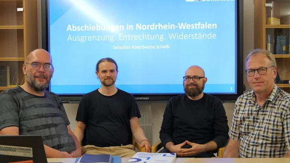 Vortrag im Landeskirchenamt: (von links) Frank Gockel (Fl&uuml;chtlingshilfe Lippe), den Autoren Sebastian Rose und Sacha Schie&szlig;l sowie Dieter B&ouml;kemeier (Lippische Landeskirche). - &copy; Lippische Landeskirche