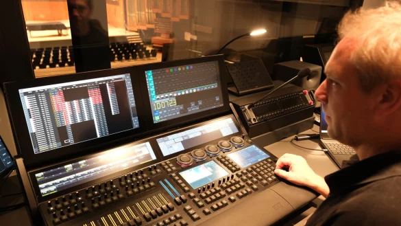 Manuel Kohler im "Schwalbennest": So wird der Regierraum genannt, von dem aus sich die Technik steuern l&auml;sst. - &copy; Sven Koch