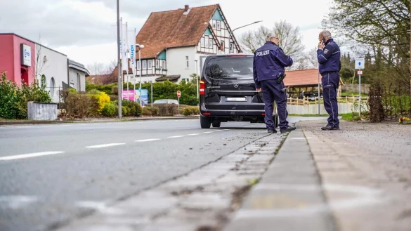 Zwei Polizeibeamte begutachten am Karfreitag erneut den Unfallort. Inzwischen hat die Staatsanwaltschaft Detmold Anklage erhoben. - &copy; Freitag TV