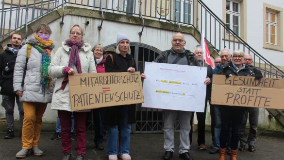 Vertreter des Aktionsbündnisses Klinikum Lippe, hier bei einer Demo vor dem Arbeitsgericht Detmold, wo sie sich solidarisch mit einer Krankenschwester zeigten, die gegen das Klinikum geklagt hatte. - © Janet König