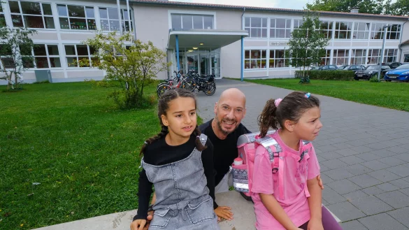 Ein t&auml;glicher Kampf: Fatih Dogan mit Tochter Kayla (6, l.) und Mitsch&uuml;lerin Mislina (6) vor der Hans-Christian-Andersen-Schule. - &copy; Andreas Zobe