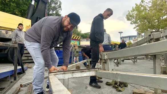 Der 36-J&auml;hrige packt mit an, um sein beliebtes Fahrgesch&auml;ft aufzubauen. - &copy; Verena Freiberg