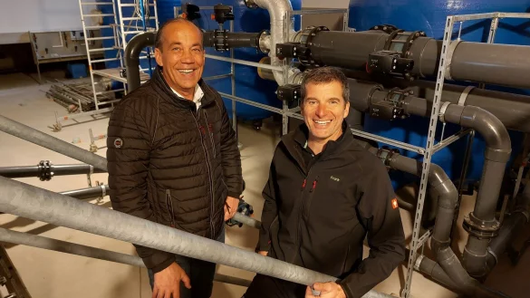 Rolf Stanislawski (links) und Frank Erbs, Betreiber des Schiederaner Freibades, freuen sich, dass die Bauarbeiten planm&auml;&szlig;ig verlaufen. Die drei neuen Filter stehen bereits im neugebauten Technikgeb&auml;ude. - &copy; Michaela Wei&szlig;e