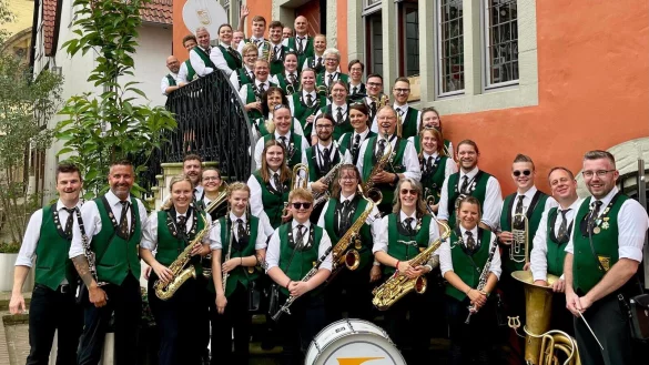 Die Musikfreunde Schwelentrup stehen vor dem Ballhaus am Lemgoer Marktplatz. - &copy; Musikfreunde Schwelentrup