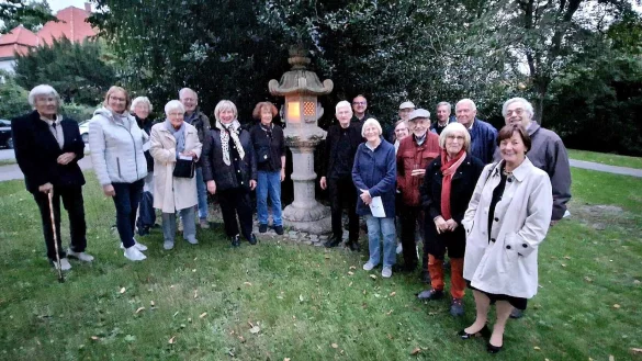 Die Engelbert-Kaempfer-Gesellschaft am Denkmal des Lemgoer Arztes und Forschungsreisenden. - &copy; Deutsch-Japanischer Freundeskreis