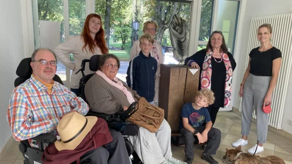 Einen Unterst&uuml;tzerkreis wei&szlig; Helga Kastl (Zweite von rechts) f&uuml;r den Betrieb des offenen Ateliers hinter sich. Das Foto zeigt au&szlig;erdem (von links) Michael Klo&szlig;, Marianne Sieweke, Loraine Bukowski, Hendrik, Simone Wachtel, Max und Dr. Stella Junger-Schwenner. - &copy; Cordula Gr&ouml;ne