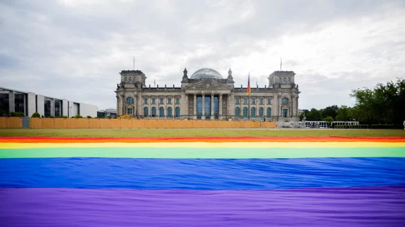 Eine riesige Regenbogenfahne lag im Mai 2023 bei einer Aktion der Initiative "Grundgesetz f&uuml;r Alle" f&uuml;r die Rechte und den verfassungsm&auml;&szlig;igen Schutz der Rechte queerer Menschen vor dem Reichstagsgeb&auml;ude in Berlin. Gelten die Rechte auch bei der Personalauswahl an Bekenntnisschulen in Lippe? - &copy; Christoph Soeder