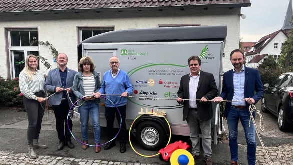 Freuen sich &uuml;ber den neuen Anh&auml;nger: Gillian K&ouml;nig, Frank Maier (Rotary Club), Eva Thiele (Eva Thiele Werbung), Hans-Werner Eggert (Rotary Club), Daniel T&ouml;lke (T&ouml;lke&T&ouml;lke), Tim Geise (Sparkasse). - &copy; SOS-Kinderdorf Lippe