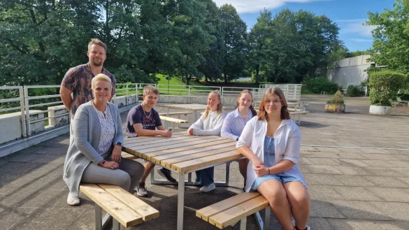Probesitzen auf einer der neuen Bänke an der Sekundarschule: (von links) Die Lehrer Briese, Dietel sowie Schülersprecher Leo Wilmsmeier, Schülersprecherin Anastasia Jama, SV Mitglied Finja Janak und SV Mitglied Tiara-Loreen Sagebiel. - © Sekundarschule Nordlippe