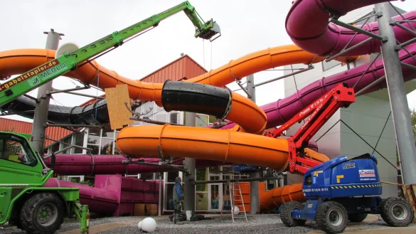 Die neuen orangenen R&ouml;hren werden nach und nach an ihren Platz gehoben und verschraubt. - &copy; Jana Beckmann