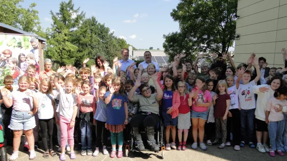 Die Sch&uuml;ler der "Naturpark-Schule Am Teimer" in Bavenhausen freuen sich &uuml;ber das "Entdeckermobil", das der "Naturpark Teutoburger Wald/Eggegebirge" mit Hilfe von Sponsoren zur Verf&uuml;gung gestellt hat. Erwachsene Naturforscher inmitten der Kinder: Grundschulrektorin Sabine Arning, F&ouml;rdervereinsvorsitzende Jessica Meier, Landrat Dr. Axel Lehmann und Hagen Eberhardt vom Vorstand der Sparkasse Lemgo (von links). - &copy; Hajo G&auml;rtner