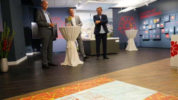 Empfang in der neugestalteten Tourist-Info: Jens Kronsbein (Bezirksregierung), B&uuml;rgermeister Frank Hilker und LTM-Gesch&auml;ftsf&uuml;hrer G&uuml;nter Weigel (von links). - &copy; Stadt Detmold