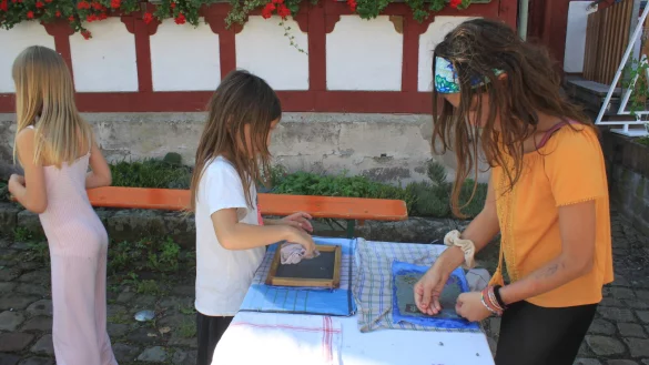 Auf dem Marktplatz durfte jeder, der wollte, unter Anleitung sein eigenes Papier sch&ouml;pfen und bunt gestalten. - &copy; Julia Szabo