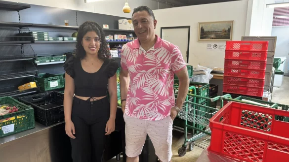 Seit sieben Jahren helfen Mohammed Keshmiri (48) und seine Tochter Melika (21) bei der Bad Salzufler Tafel mit. - &copy; Sven Kienscherf