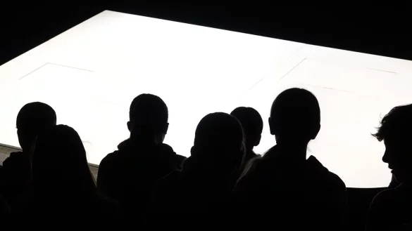 Karge B&uuml;hne, junges Theater: 60 Pl&auml;tze hat die Bahnhofstra&szlig;e 1 in Detmold - hier war eine 7. Klasse des Lemgoer MWG zu Gast. "Wutschweiger" verzichtet auf viel Equipment, die B&uuml;hne ist quasi nur ein gro&szlig;es Planquadrat aus Holz. - &copy; Axel B&uuml;rger