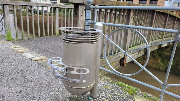 In Bad Salzuflen sind einige M&uuml;lleimer, wie hier an der Millau-Promenade, mit Flaschenhaltern ausgestattet worden. Diese "Pfandringe" bleiben zwar bis auf Weiteres, neue werden aber nicht mehr in der Stadt verteilt. - &copy; Freya K&ouml;hring