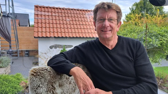 J&ouml;rg Thelaner f&auml;hrt seit fast 40 Jahren in das Inselquartier "Detmold" auf Langeoog. Und die Inselliebe ist auch daheim in Detmold allgegenw&auml;rtig: So ist im Hintergrund in Thelaners Garten beispielsweise die Silhouette Norderneys zu sehen. - &copy; Carolin Brokmann-F&ouml;rster