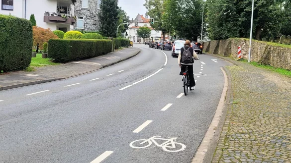 Und pl&ouml;tzlich ist er weg. Derzeit endet der Fahrradstreifen an der Herforder Stra&szlig;e kurz vor dem Steinweg. - &copy; Katrin Kantelberg