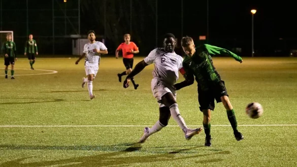 HiHei-Kapit&auml;n Davide Ayena (links) kl&auml;rt gegen BCL-St&uuml;rmer Ben-Luca H&uuml;nkemeier. - &copy; J&ouml;rg Hagemann