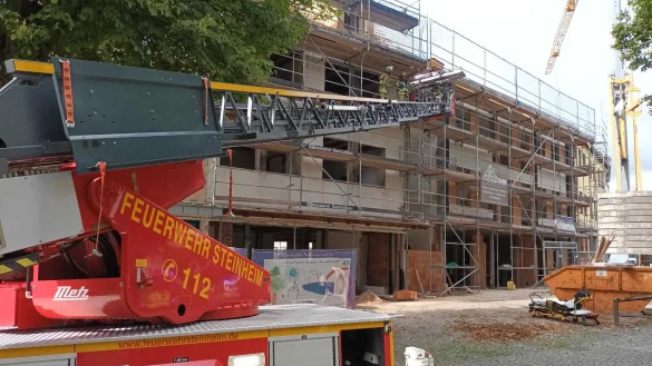 Die Feuerwehr Steinheim birgt in der Marktstraße am 13. September einen jungen Arbeiter. Jetzt ist der Dachdecker aus Blomberg verstorben. - © Feuerwehr Steinheim