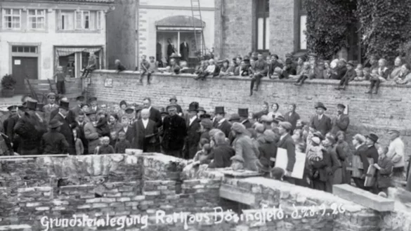 Großer Andrang bei der Grundsteinlegung für das neue Rathaus am 28. September 1926. - © Archiv Gemeinde Extertal